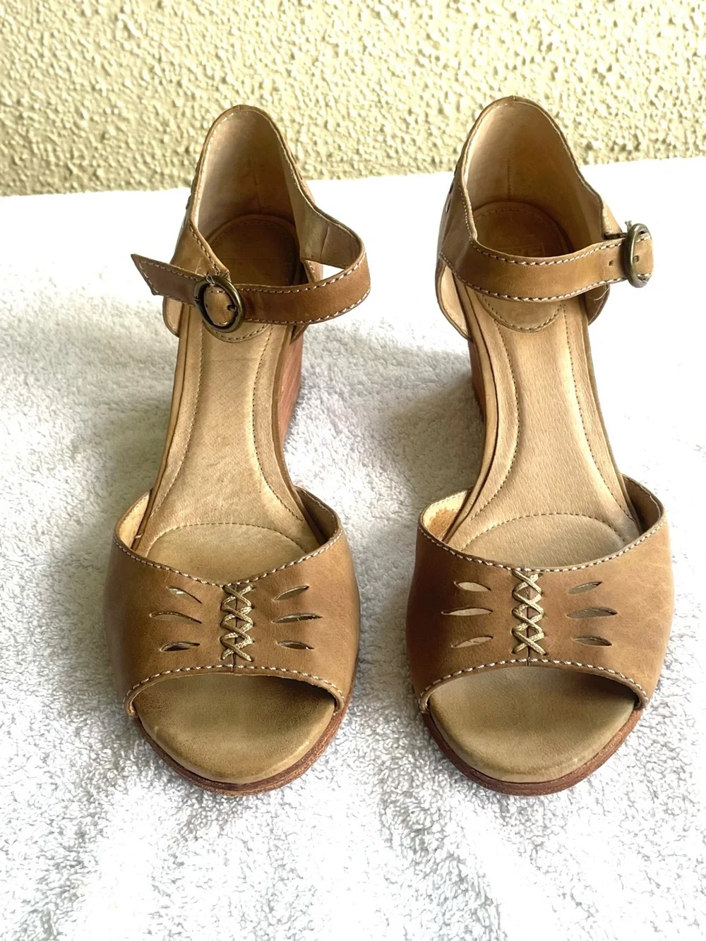 Frye Deirdre Stitch Tan Wedge Ankle Strap Size 9